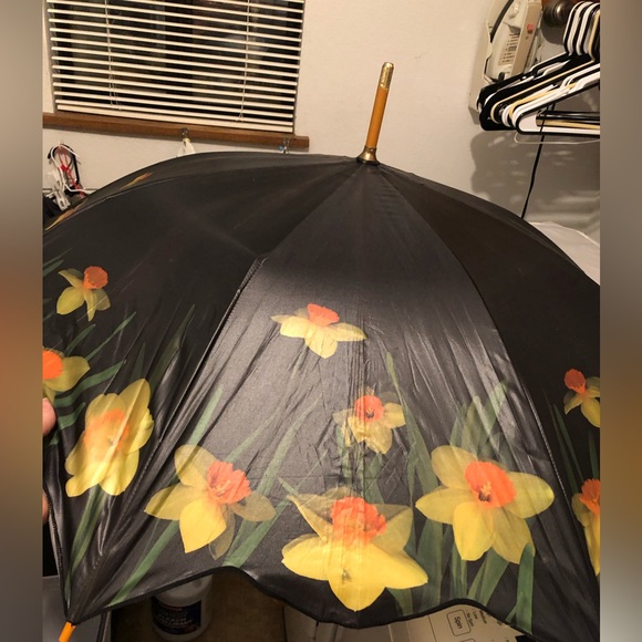 Vintage Daffodil Print Umbrella- 790 $35 or $30 w/offer - Picture 13 of 14